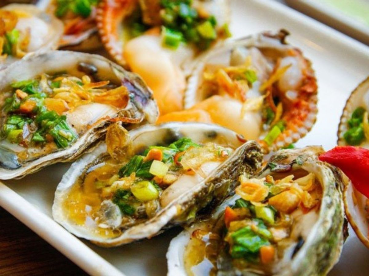 Ghẹ hấp tôm nướng hàu mỡ hành và sá sùng xào mang hương vị tươi mới địa phương. (Nguồn: Sưu tầm)