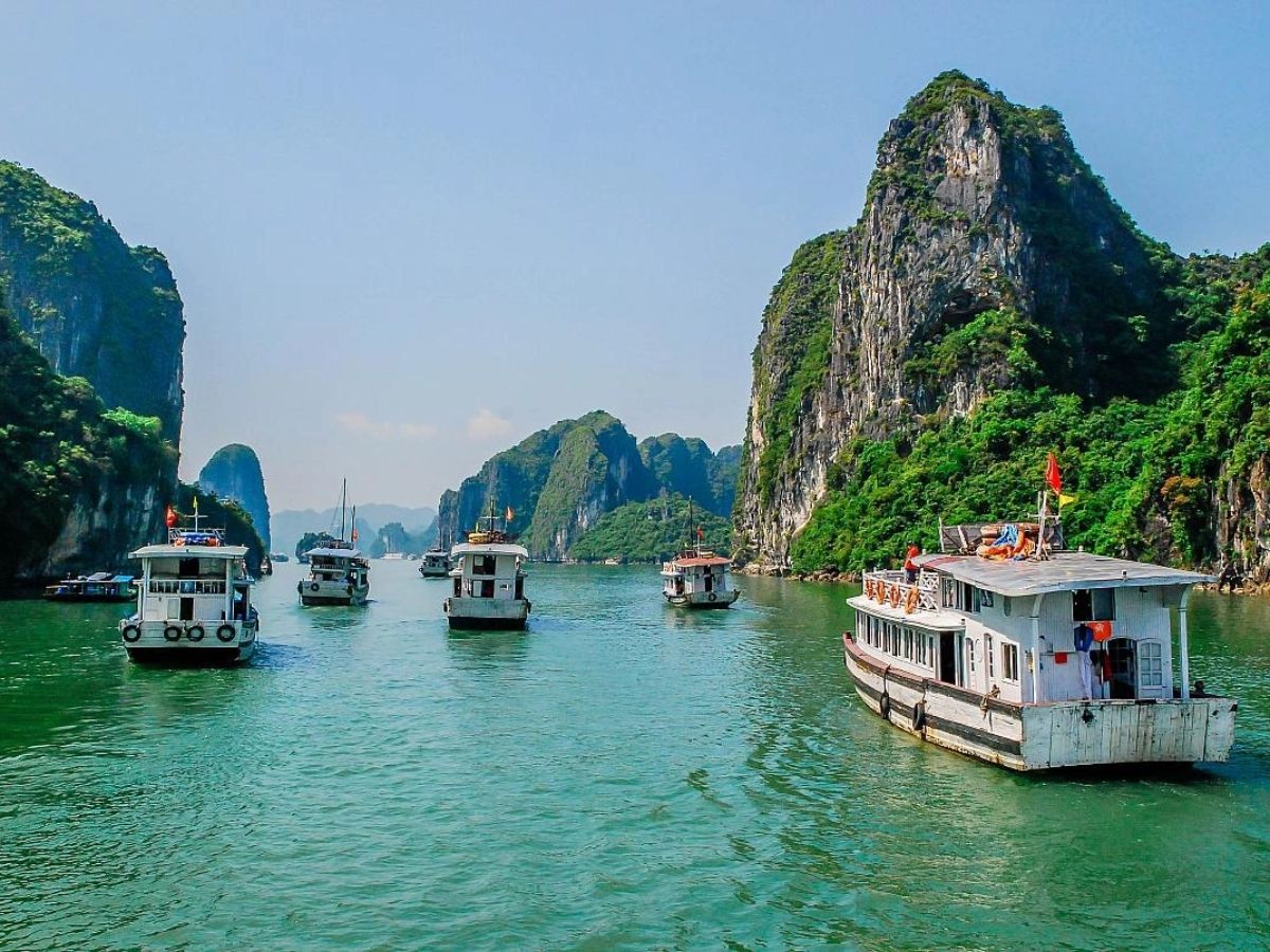 Hạ Long thường là điểm dừng chân đầu tiên sau khi nhận phòng du khách di chuyển ra cảng tham quan vịnh. (Nguồn: Sưu tầm)