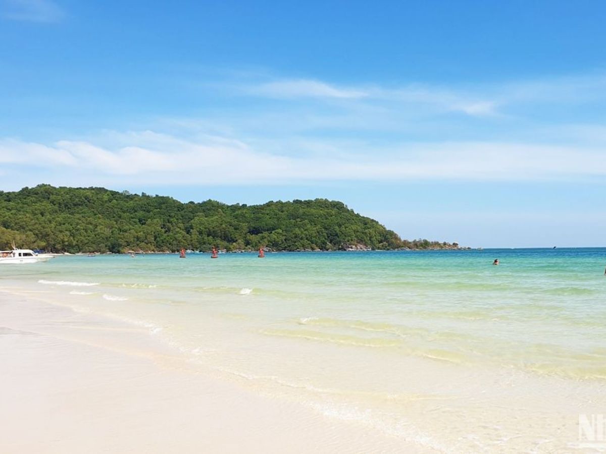 Những bãi biển tại Quảng Ninh còn giữ nét hoang sơ với cát trắng mịn và không gian yên tĩnh. (Nguồn: Sưu tầm)