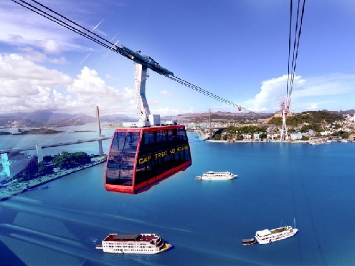 Cáp treo Nữ Hoàng đưa du khách lên đồi cao ngắm toàn cảnh thành phố và vịnh biển. (Nguồn: Sưu tầm)