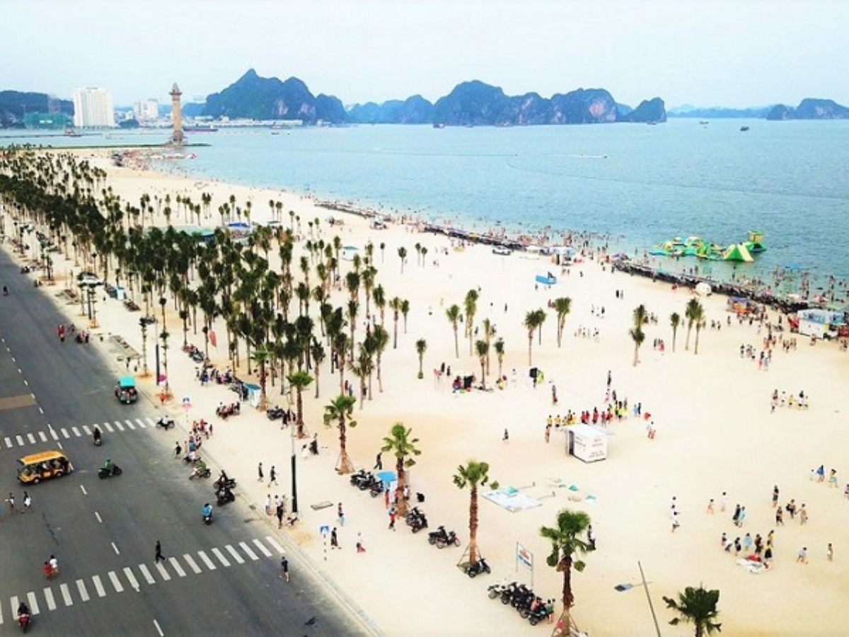 Buổi chiều là thời điểm thích hợp để tắm biển tại Bãi Cháy với bãi cát mịn và không gian rộng. (Nguồn: Sưu tầm)