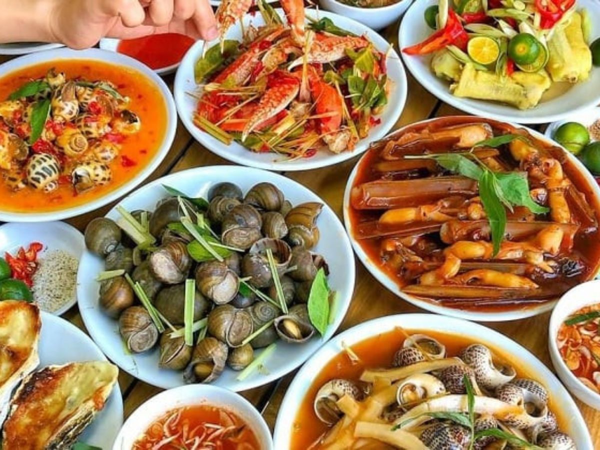 Kinh nghiệm du lịch Quảng Ninh dịp 30/4 chắc chắn không thể thiếu phần khám phá ẩm thực đặc sắc. (Nguồn: Sưu tầm)