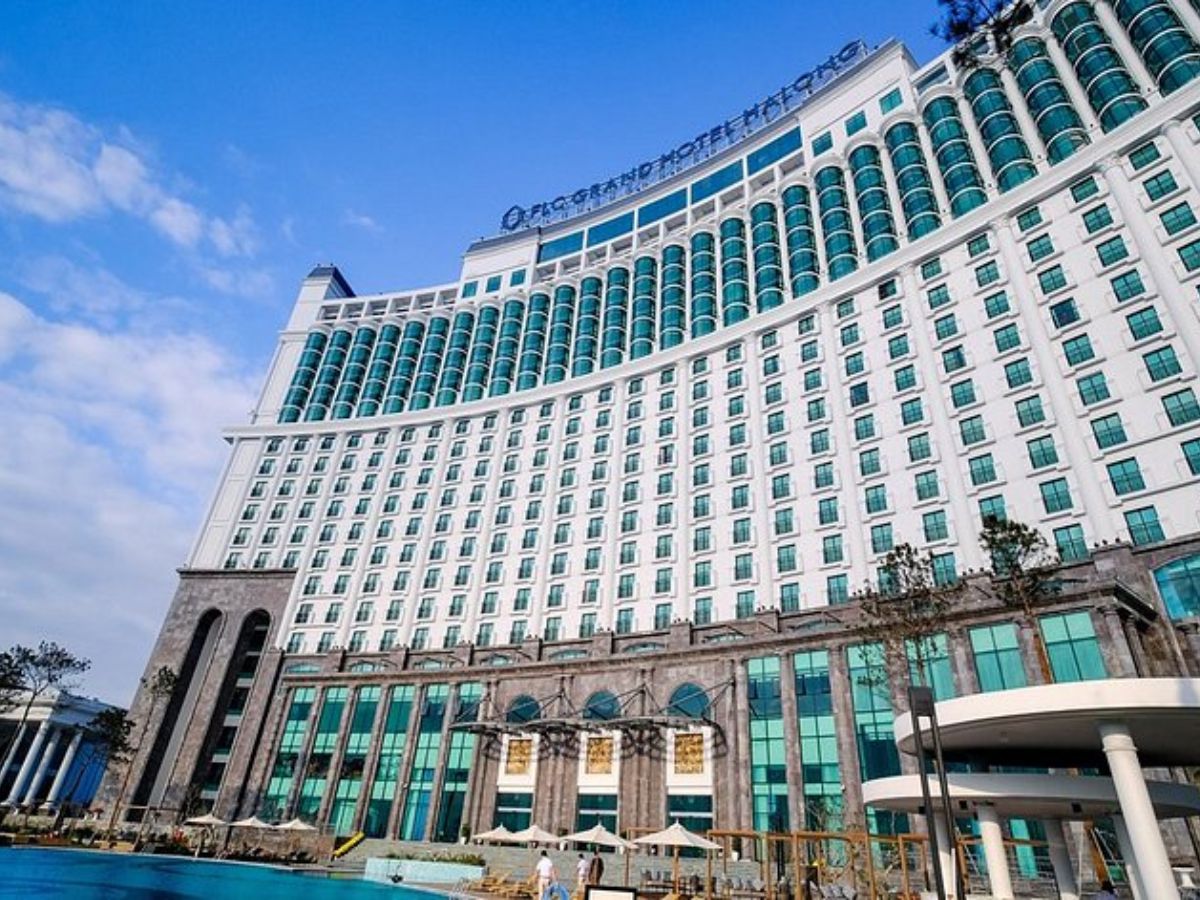 FLC Grand Hotel Hạ Long tọa lạc trên đồi cao sở hữu tầm nhìn bao quát thành phố và vịnh. (Nguồn: Sưu tầm)