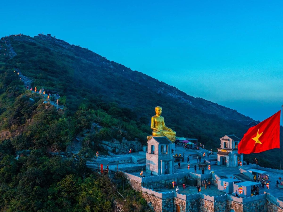 Yên Tử nổi tiếng với hệ thống chùa tháp cổ kính rừng thông xanh mát và không gian thanh tịnh. (Nguồn: Sưu tầm)