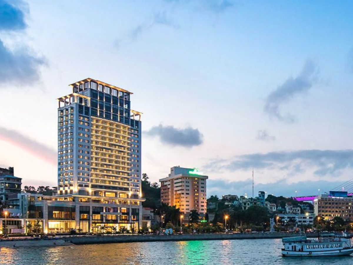 Wyndham Legend Halong nằm trung tâm Bãi Cháy có view hướng vịnh phòng rộng thuận tiện di chuyển. (Nguồn: Sưu tầm)