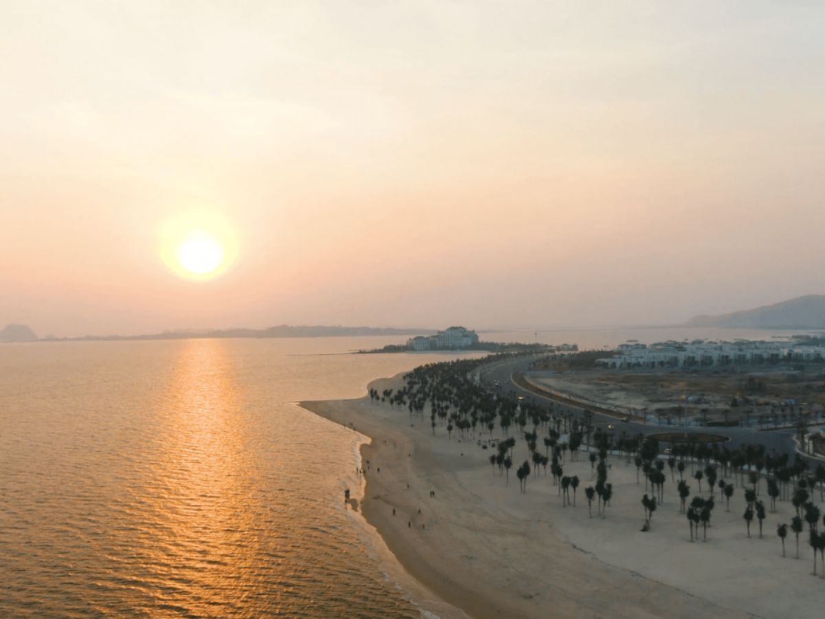 Bãi Cháy nổi bật với bãi biển nhân tạo rộng rãi phố đi bộ chợ đêm và hệ thống khách sạn đa dạng. (Nguồn: Sưu tầm)