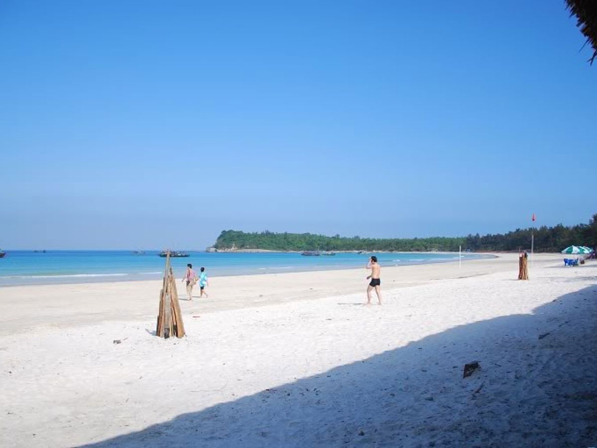 Quan Lạn và Minh Châu thường được nhắc đến như cặp đôi biển đảo dịu dàng của Quảng Ninh. (Nguồn: Sưu tầm)