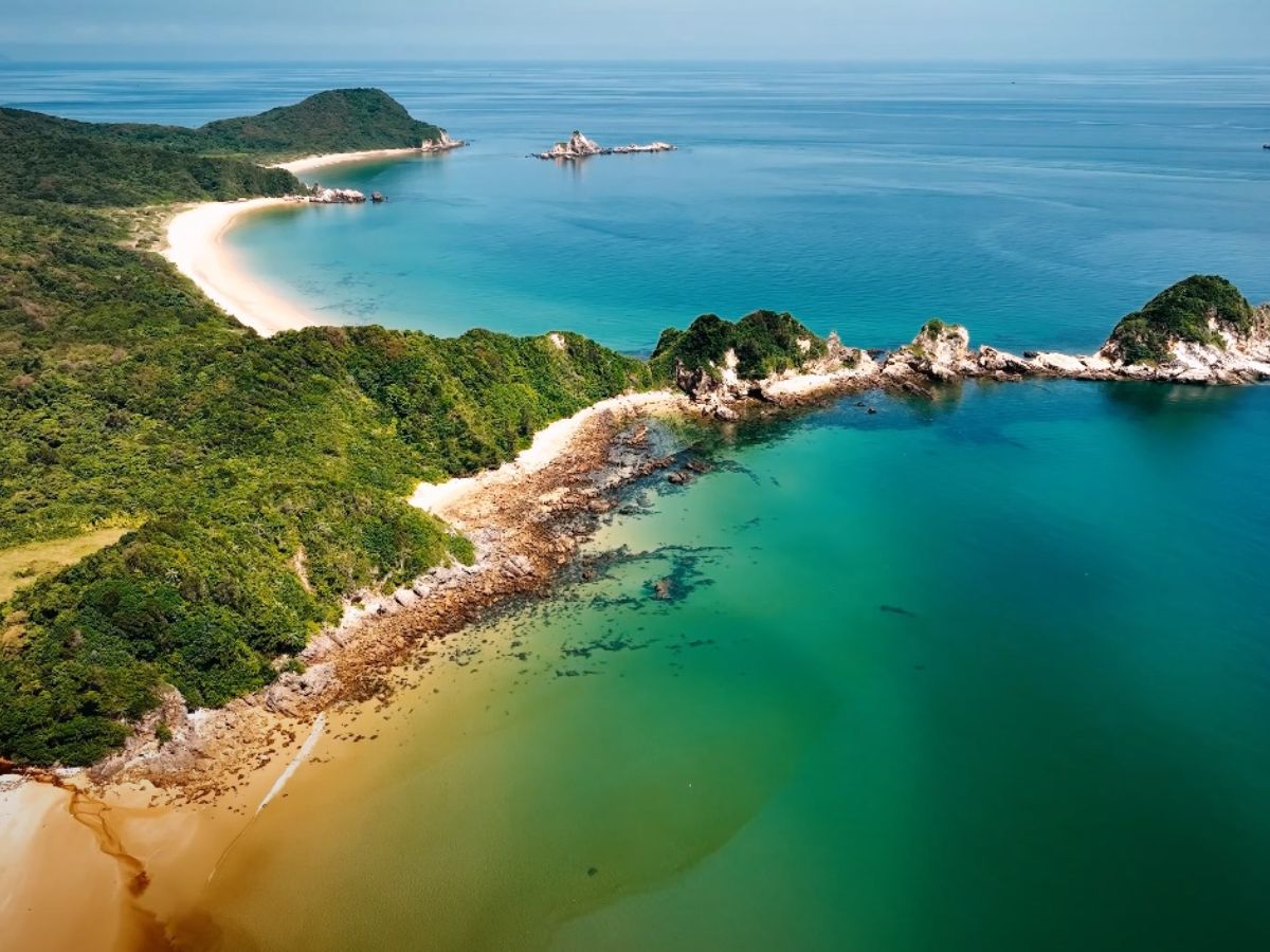 Cô Tô nổi tiếng với bãi biển đẹp như tranh nước xanh trong cát trắng mịn và không khí trong lành. (Nguồn: Sưu tầm)