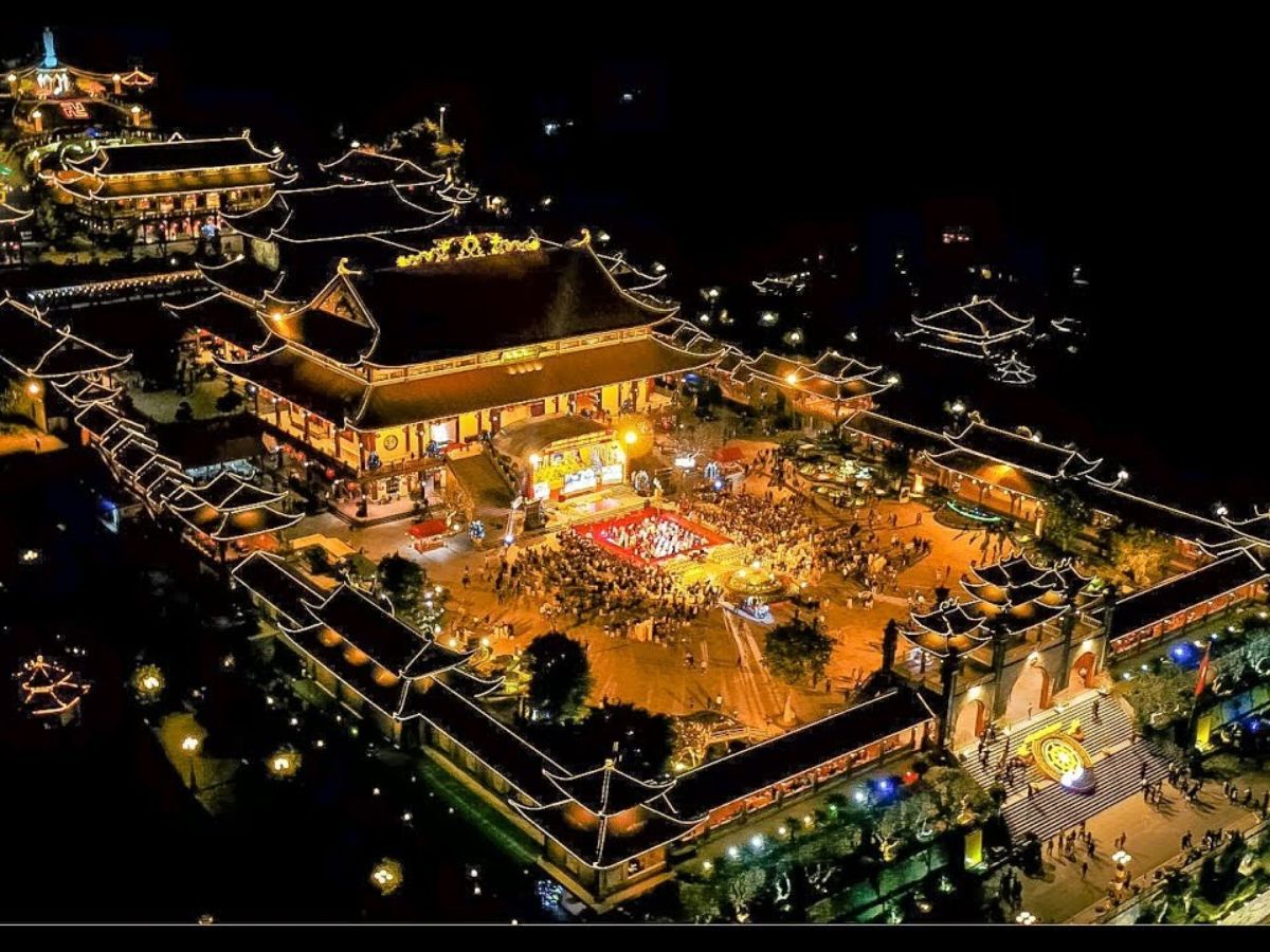 Chùa Ba Vàng gây ấn tượng với kiến trúc quy mô lớn và vị trí nằm trên lưng chừng núi. (Nguồn: Sưu tầm)