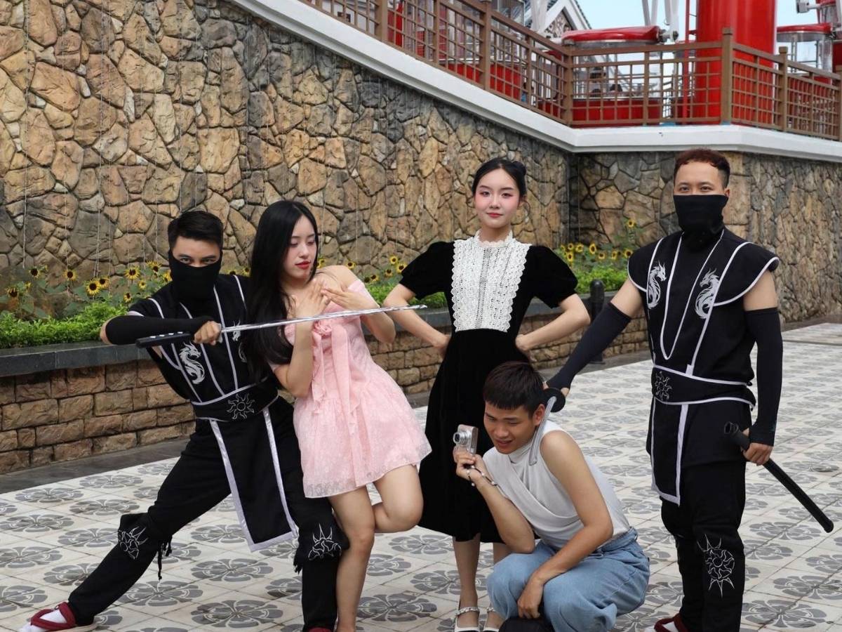 Bắt đầu vui chơi tại công viên với các trò cảm giác mạnh ở Dragon Park và đặc biệt là trải nghiệm cáp treo Nữ Hoàng ngắm toàn cảnh Vịnh Hạ Long.