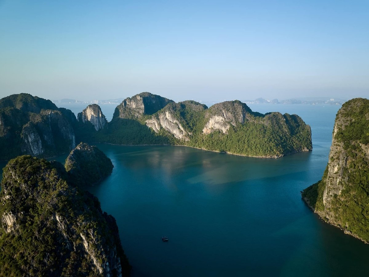 Hàng nghìn đảo đá vôi lớn nhỏ cùng hệ thống hang động đặc trưng tạo nên cảnh quan độc đáo hiếm có của Vịnh Hạ Long (Nguồn: Sưu tầm)