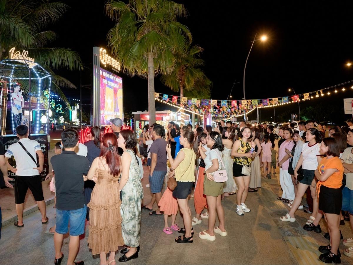 Trước khi khởi hành, du khách nên theo dõi dự báo thời tiết và cập nhật thông tin từ đơn vị tổ chức tour (Nguồn: Sưu tầm)