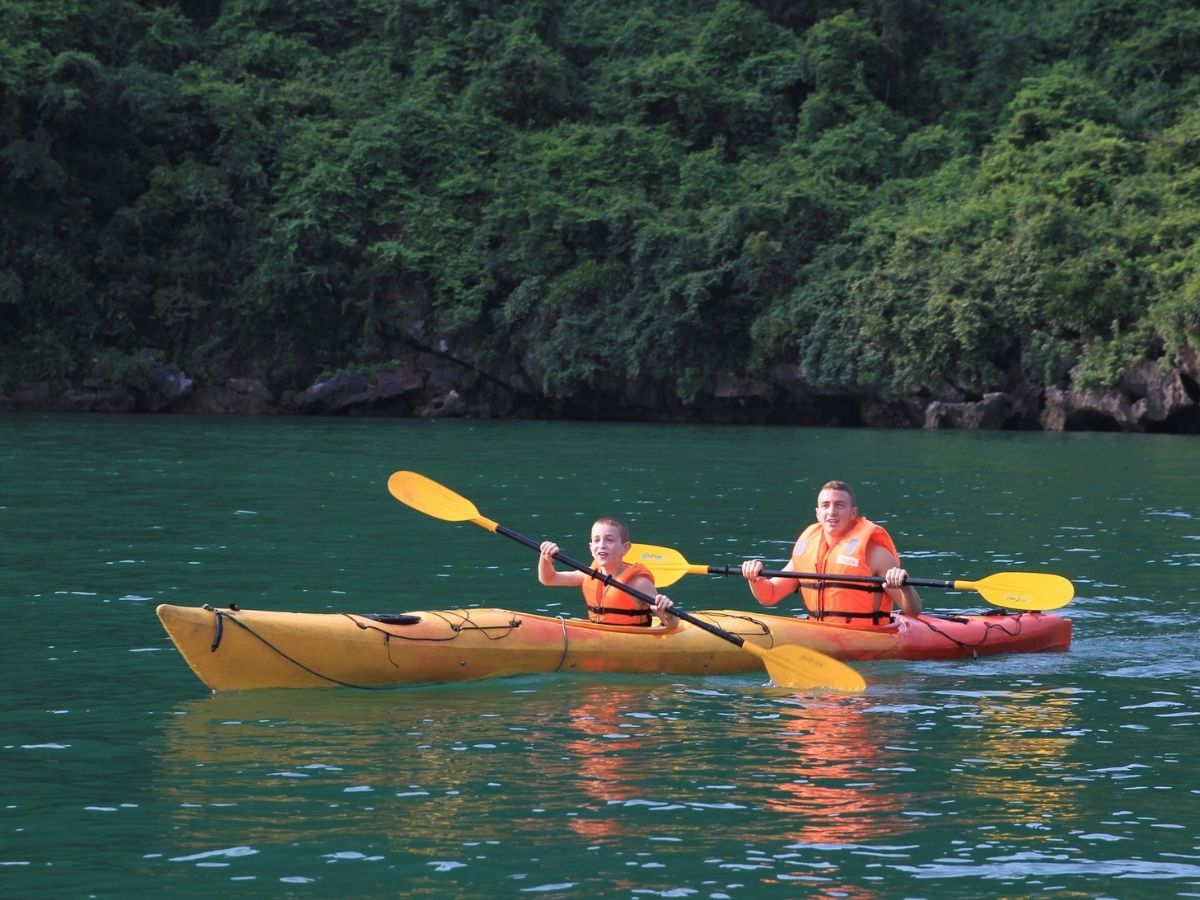 Chi phí tham quan và vui chơi tại Hạ Long bao gồm vé tham quan vịnh, vé vui chơi giải trí và các hoạt động bổ sung (Nguồn: Sưu tầm)