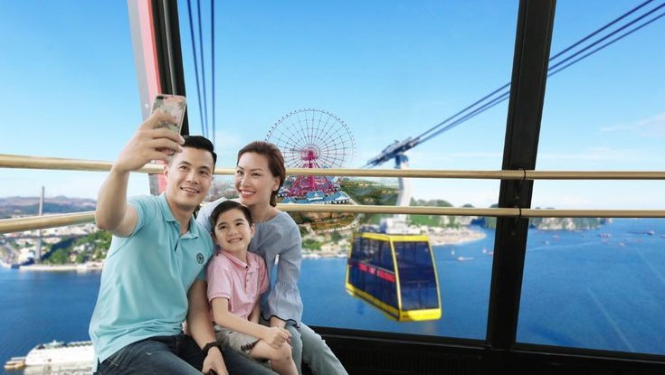 Cáp treo Nữ Hoàng mang đến trải nghiệm ngắm toàn cảnh vịnh Hạ Long từ trên cao với khoang cáp rộng kỷ lục và hành trình đầy ấn tượng. (Nguồn: Sưu tầm)