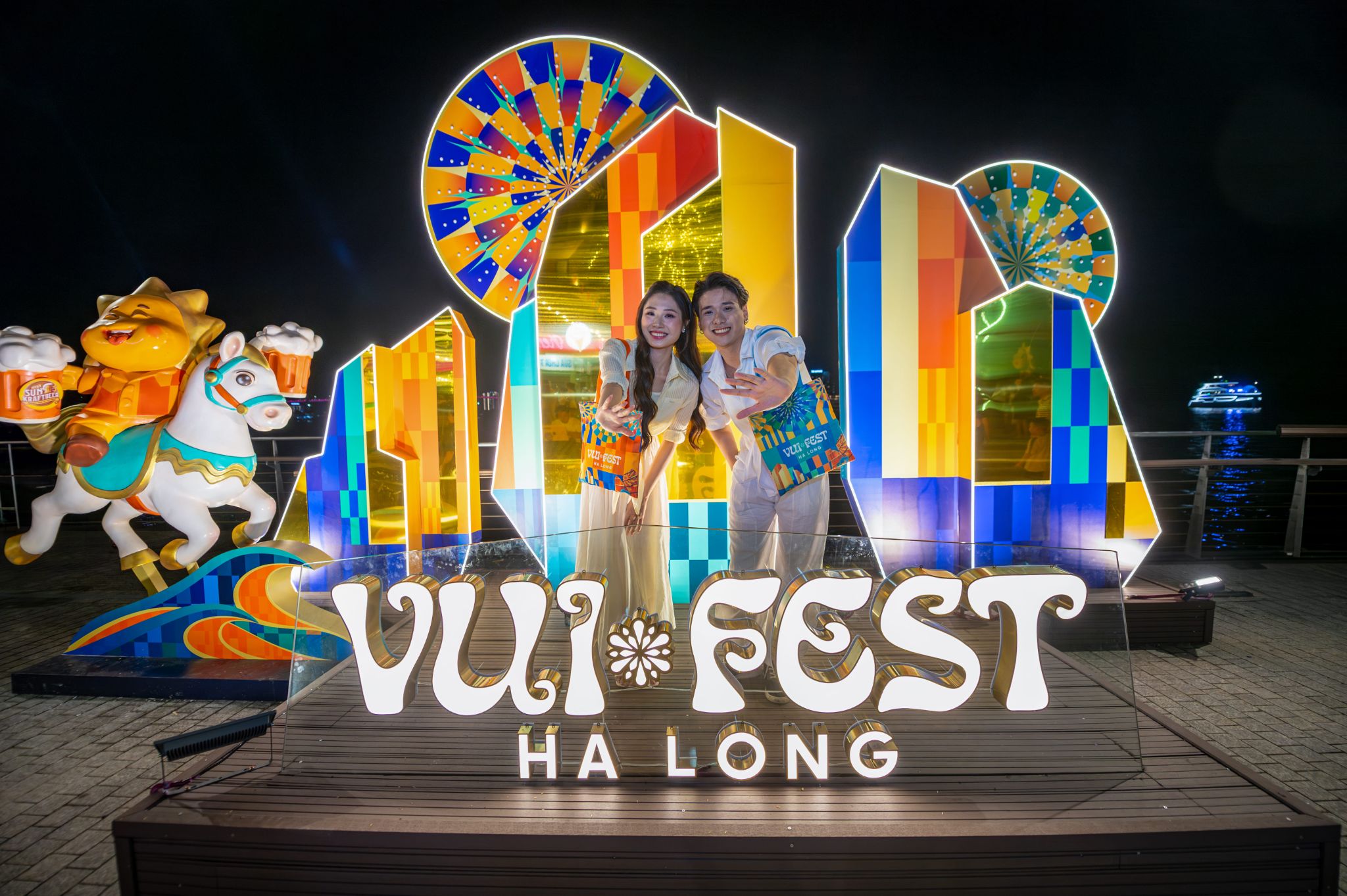 Du khách trải nghiệm các hoạt động của VUI-Fest Ha Long từ ngày 25/4