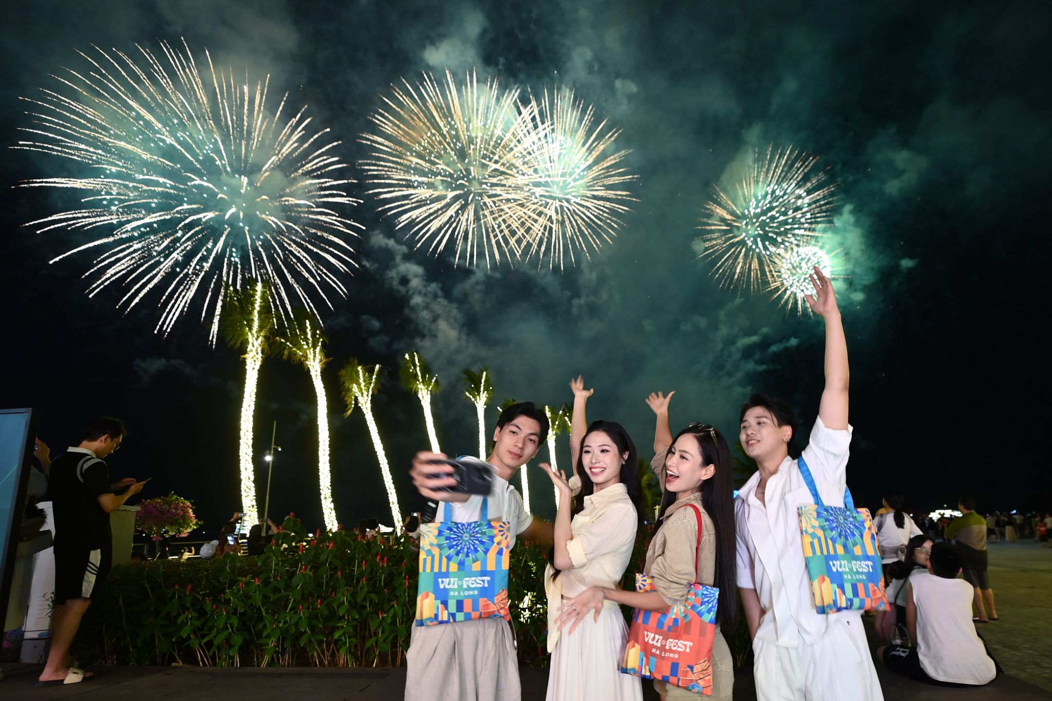 Du khách thích thú trải nghiệm ngắm pháo hoa ở chợ đêm VUI-Fest
