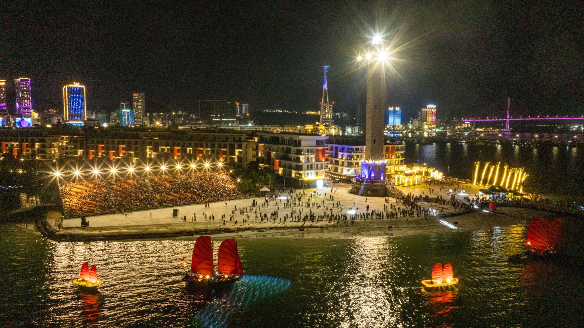 Show thuyền buồm đỏ tổ chức ở khu vực bãi biển phía trước Ngọn Hải Đăng