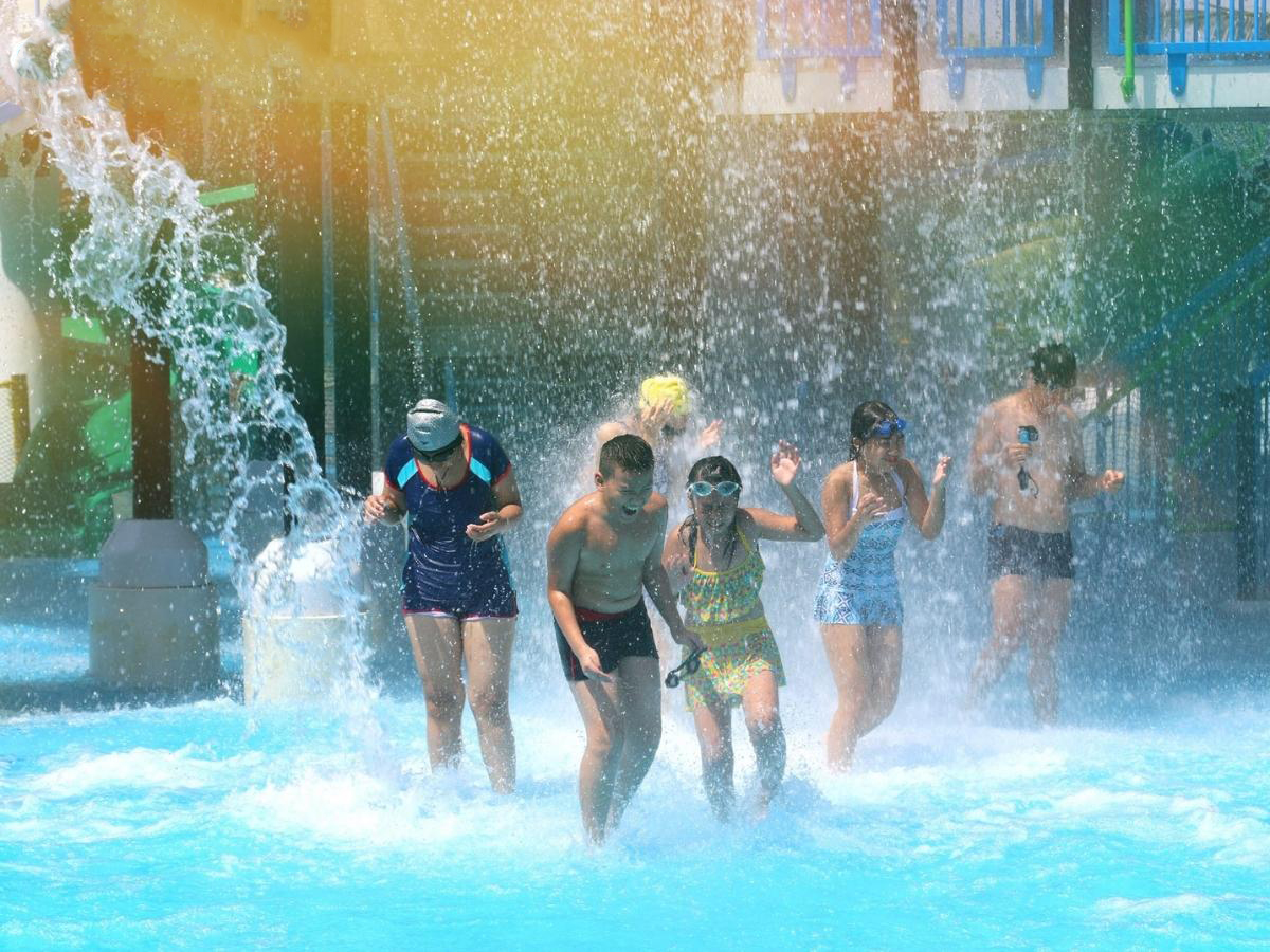 Vào những ngày nắng nóng, Typhoon Water Park trở thành điểm đến không thể thiếu đối với du khách và người dân Quảng Ninh