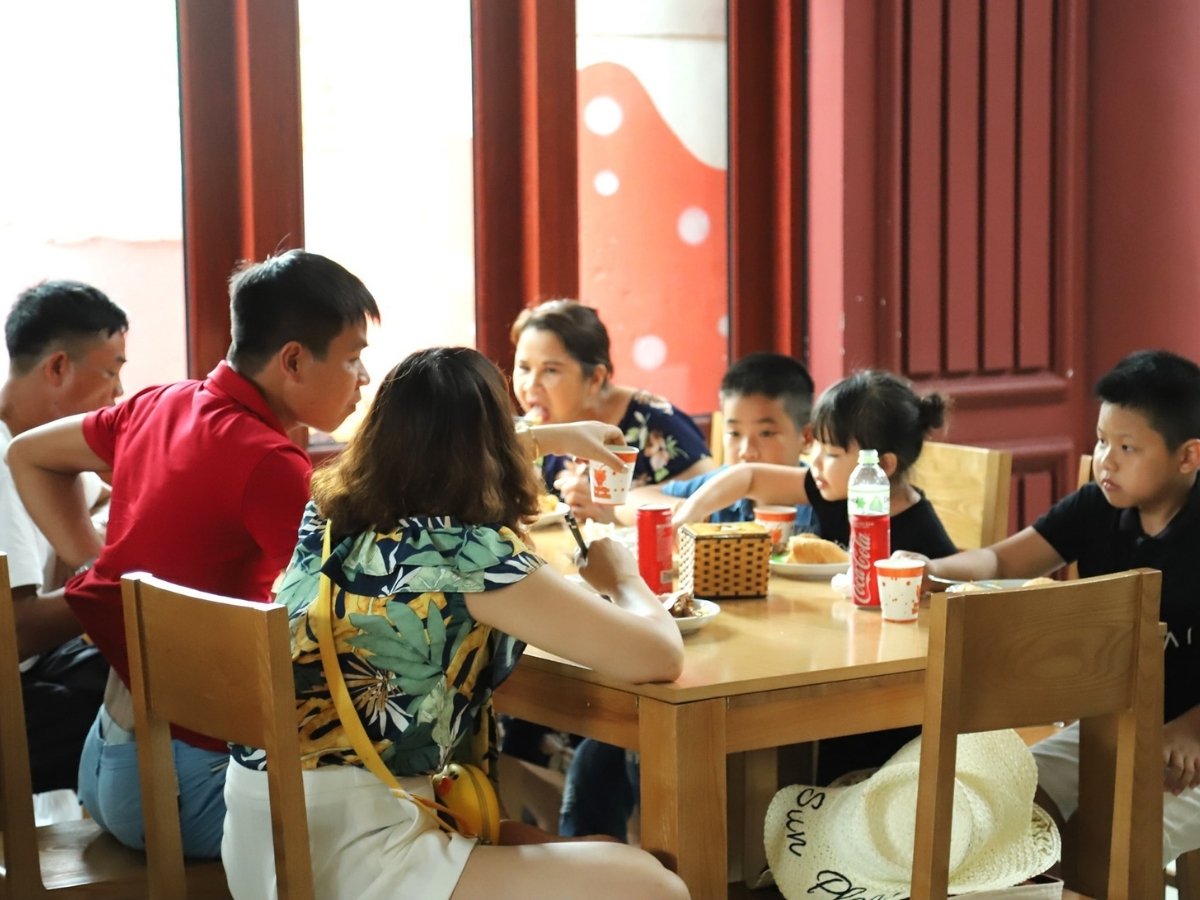 Trong khuôn viên Sun World Ha Long có nhiều lựa chọn ẩm thực đa dạng, từ món ăn nhanh tiện lợi đến các món ăn phù hợp với khẩu vị gia đình
