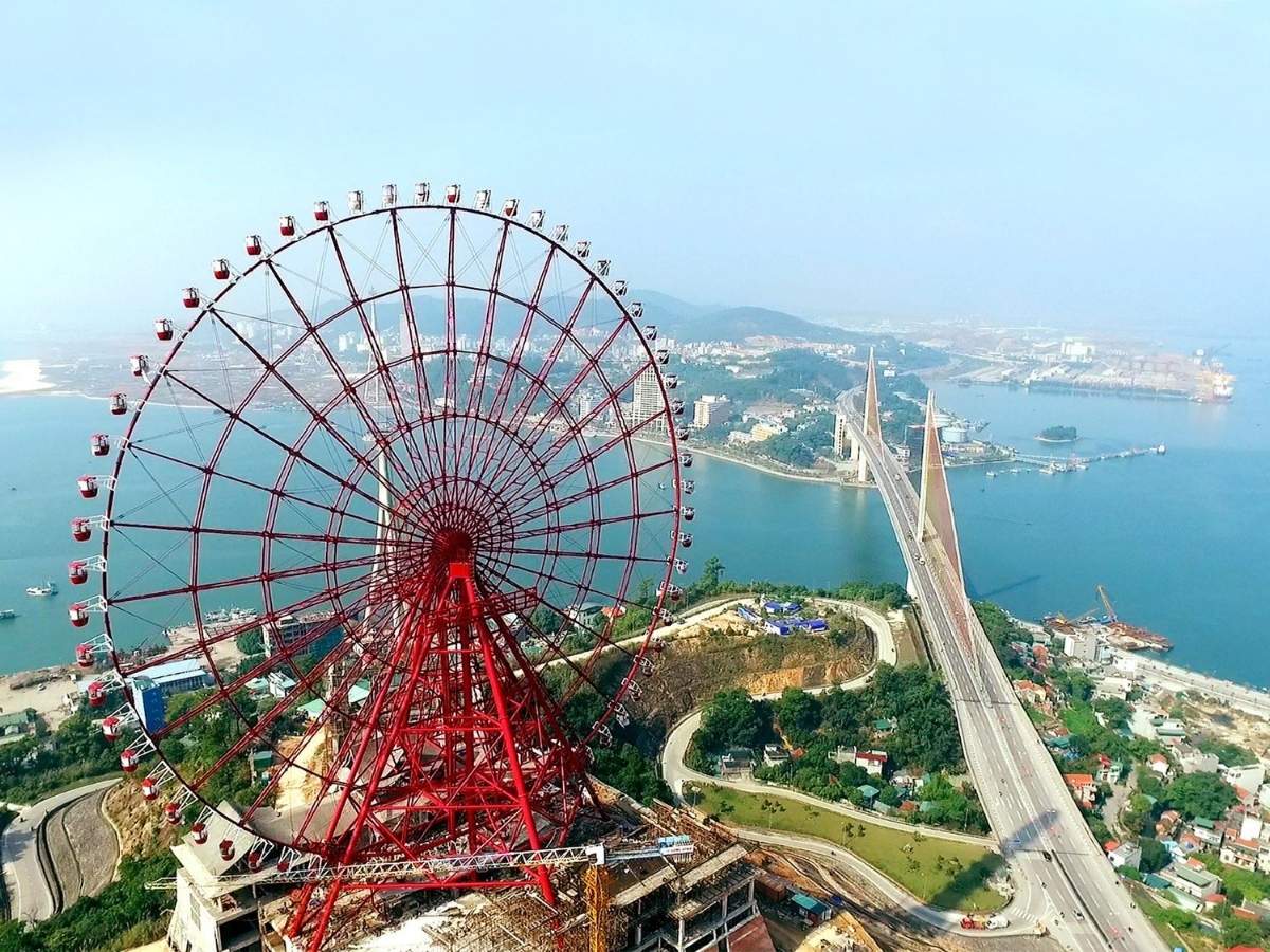 Vòng quay Sun Wheel mang đến góc nhìn toàn cảnh thành phố và vịnh biển từ độ cao ấn tượng
