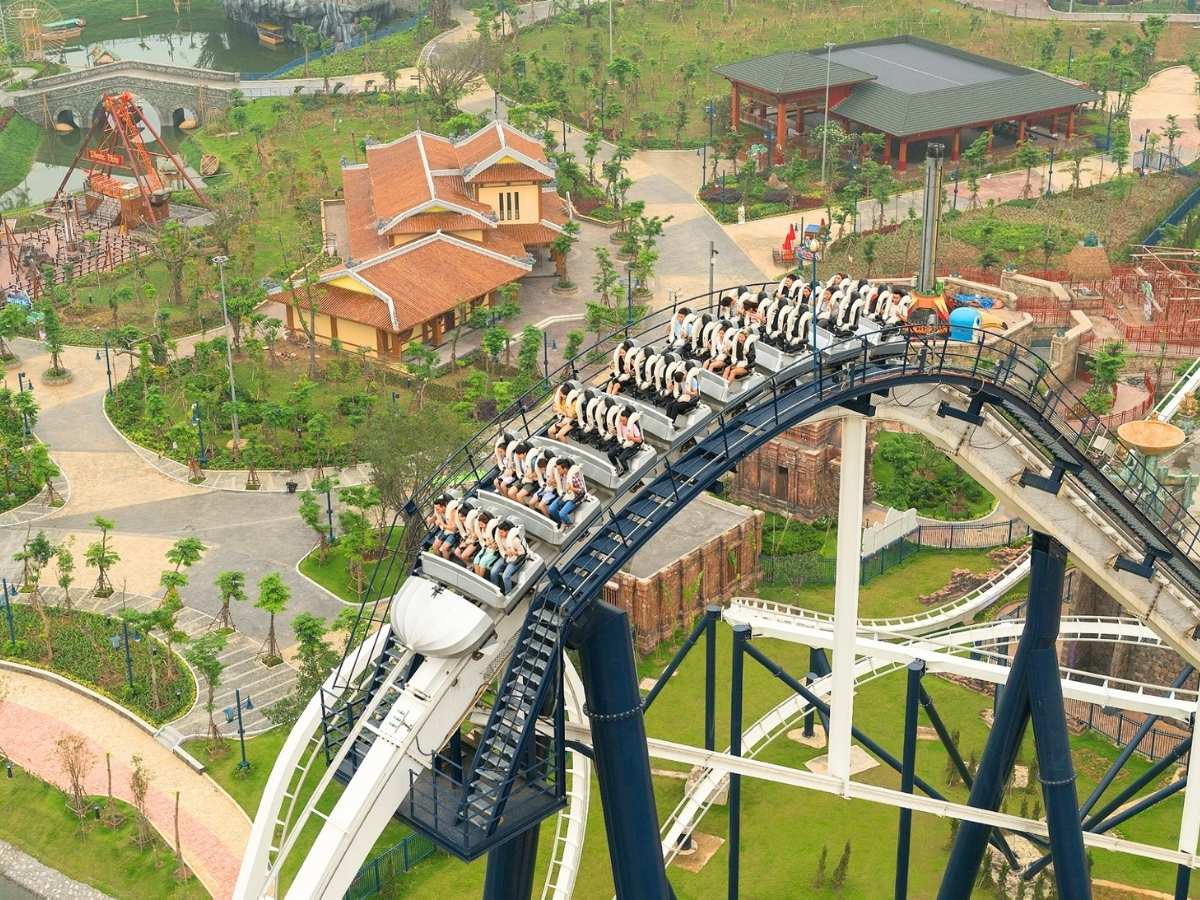 Sun World Ha Long bao gồm nhiều khu vui chơi khác nhau, từ công viên trò chơi, công viên nước đến cáp treo và khu ngắm cảnh