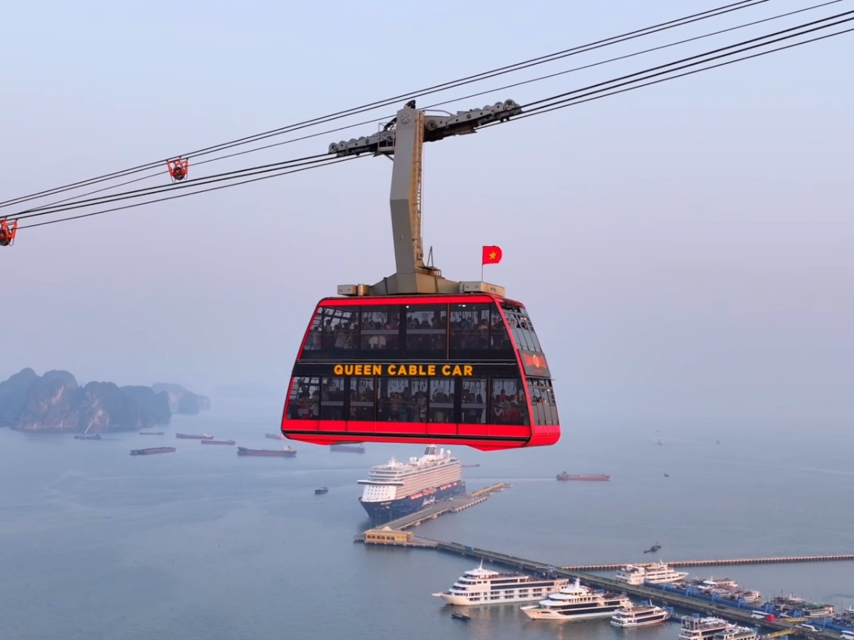 Cabin cáp treo Sun World Hạ Long có sức chứa lớn, phù hợp cho cả gia đình hoặc nhóm bạn đi cùng nhau mà vẫn đảm bảo không gian rộng rãi
