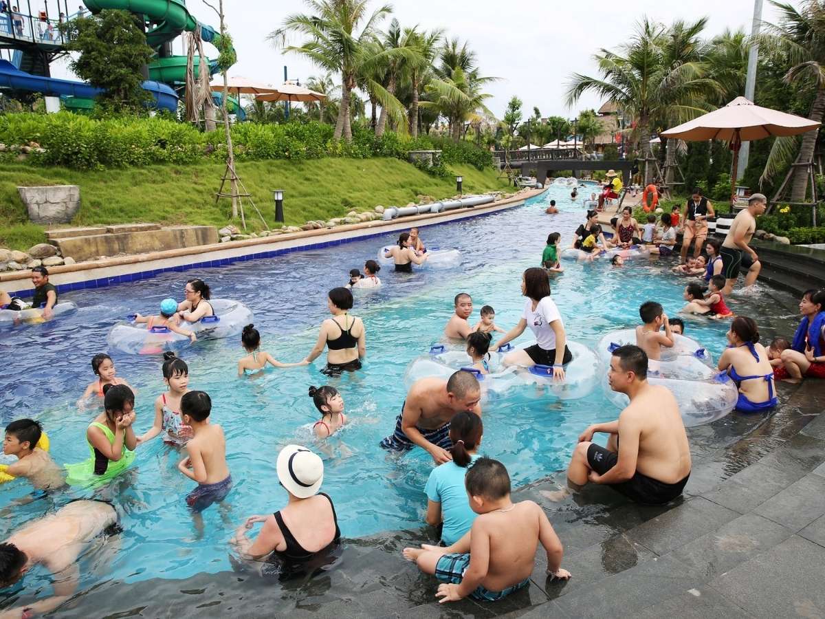 Không gian vui chơi dành cho gia đình và trẻ nhỏ tại công viên nước Hạ Long