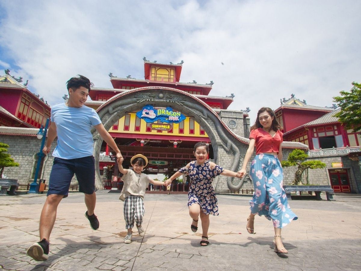 Du khách có thể mua vé Sun World Ha Long trên webiste chính thức của Sun World, mua qua đại lý hoặc mua trực tiếp tại quầy bán vé