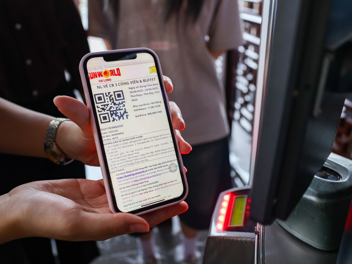 Sau khi hoàn tất thanh toán vé online, hệ thống sẽ tự động gửi vé điện tử dưới dạng mã QR đến email hoặc số điện thoại mà bạn đã đăng ký trước đó