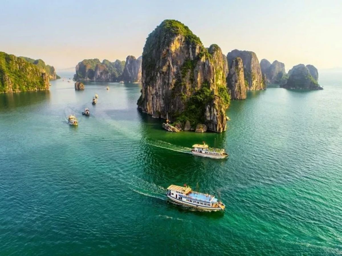 Nếu có thời gian bạn nên tham quan thêm Vịnh Hạ Long vào ngày hôm sau