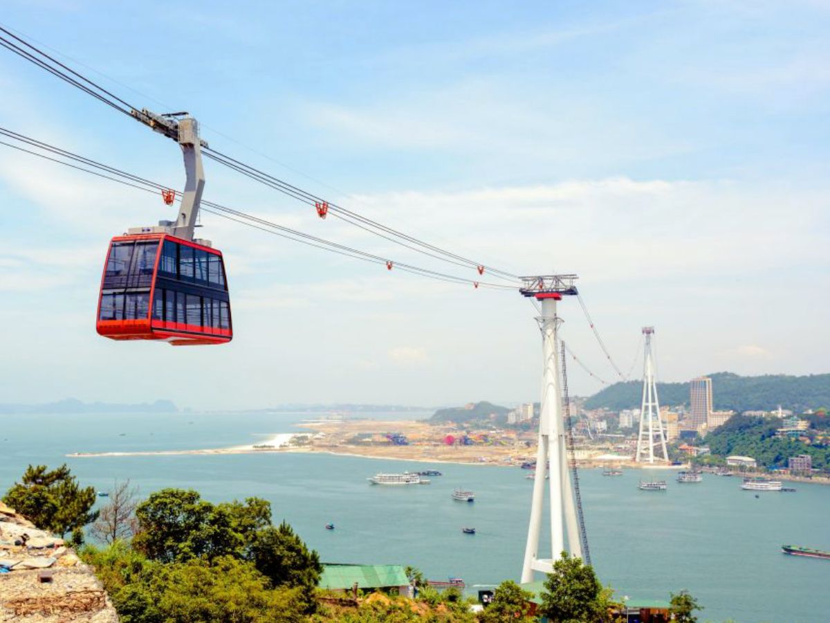 Queen Cable Car là tuyến cáp treo độc đáo với hành trình ngắm vịnh ấn tượng.