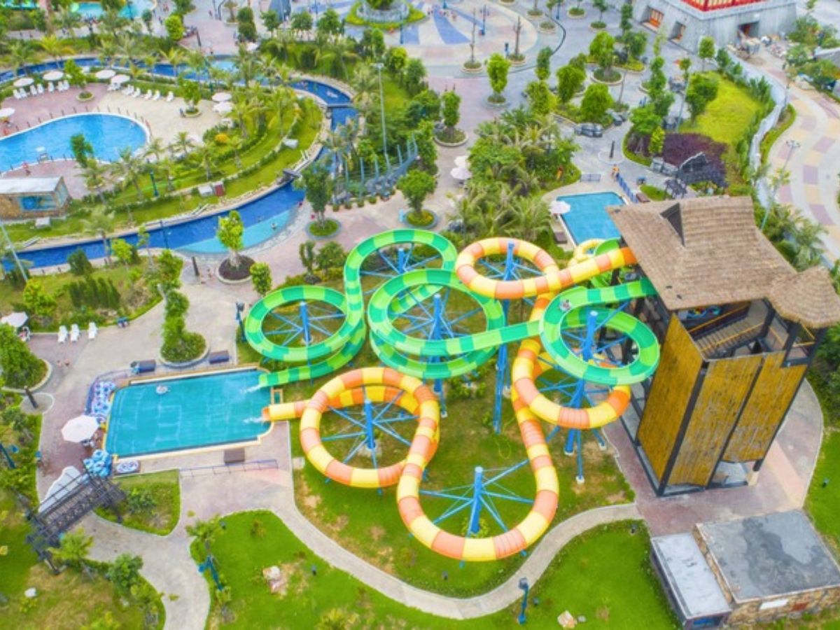 Typhoon Water Park mang đến trải nghiệm vui chơi dưới nước sôi động và mát mẻ.