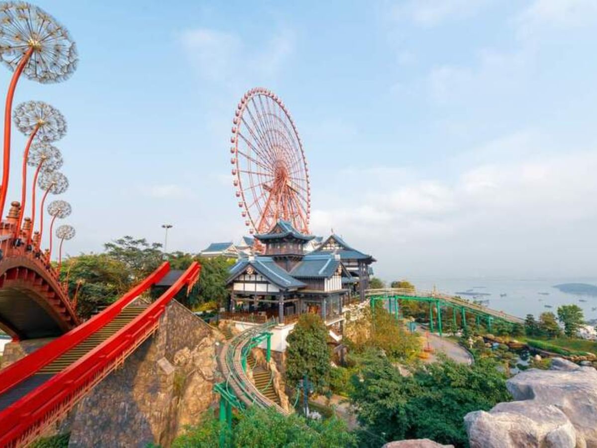 Sun World Hạ Long nằm ở trung tâm thành phố và gần bãi biển Bãi Cháy.