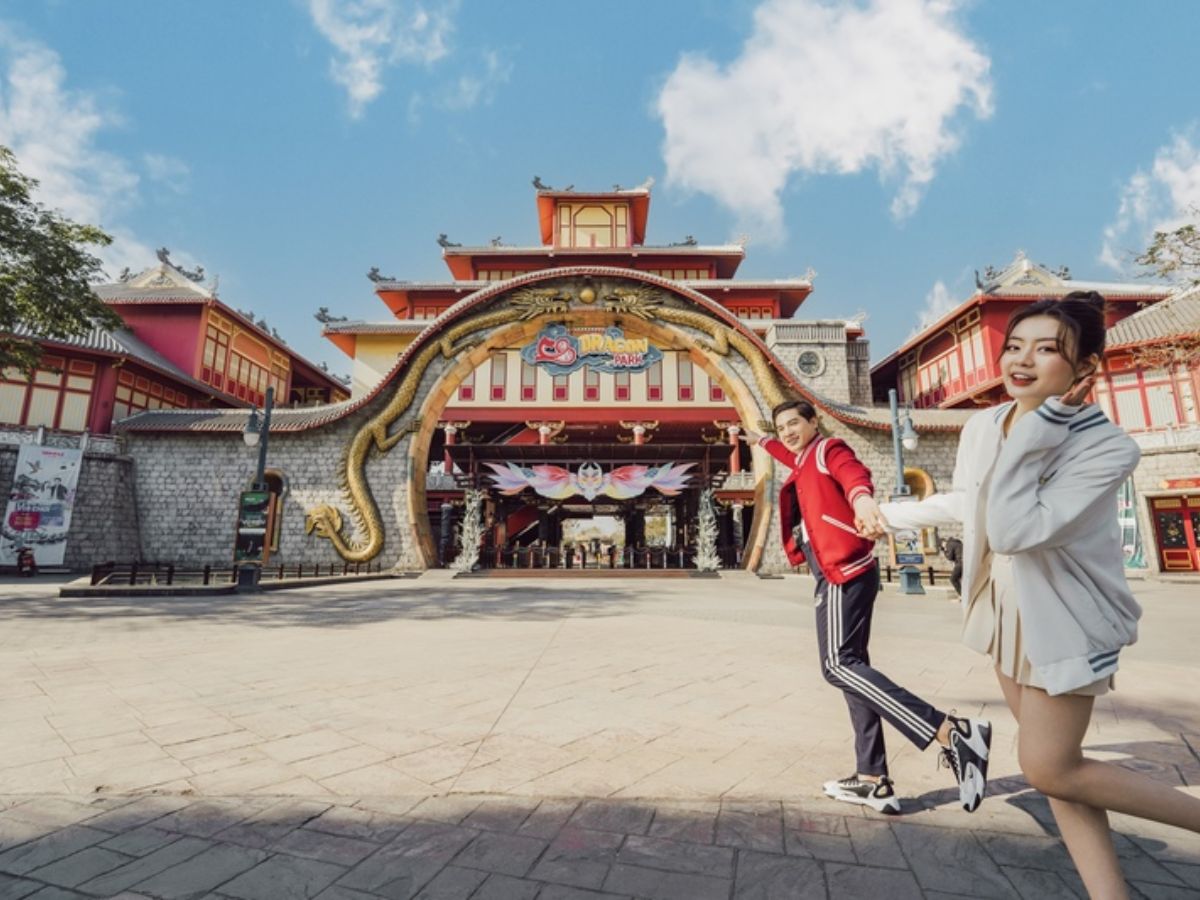 Khu ven biển là nơi có Công viên Rồng và Công viên nước với nhiều hoạt động sôi động.