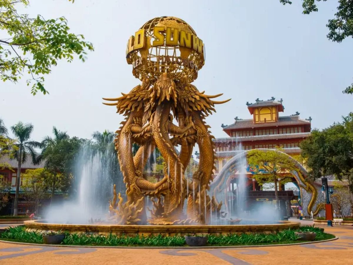 Buổi sáng là thời điểm lý tưởng để bắt đầu tại công viên Rồng với nhiều trò cảm giác mạnh.
