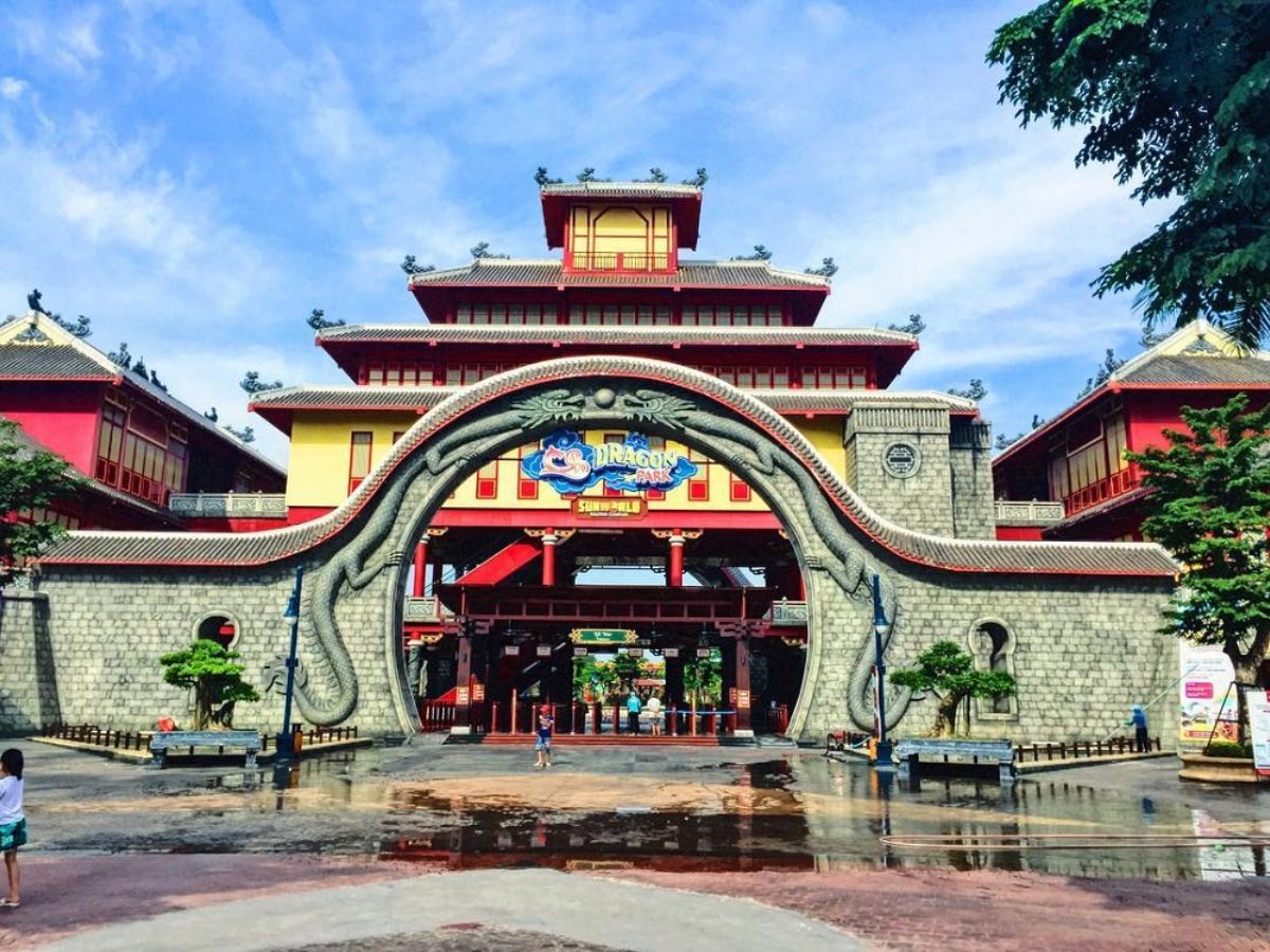 Công viên Rồng nằm tại Bãi Cháy, Quảng Ninh và là phân khu nổi bật của Sun World Hạ Long.