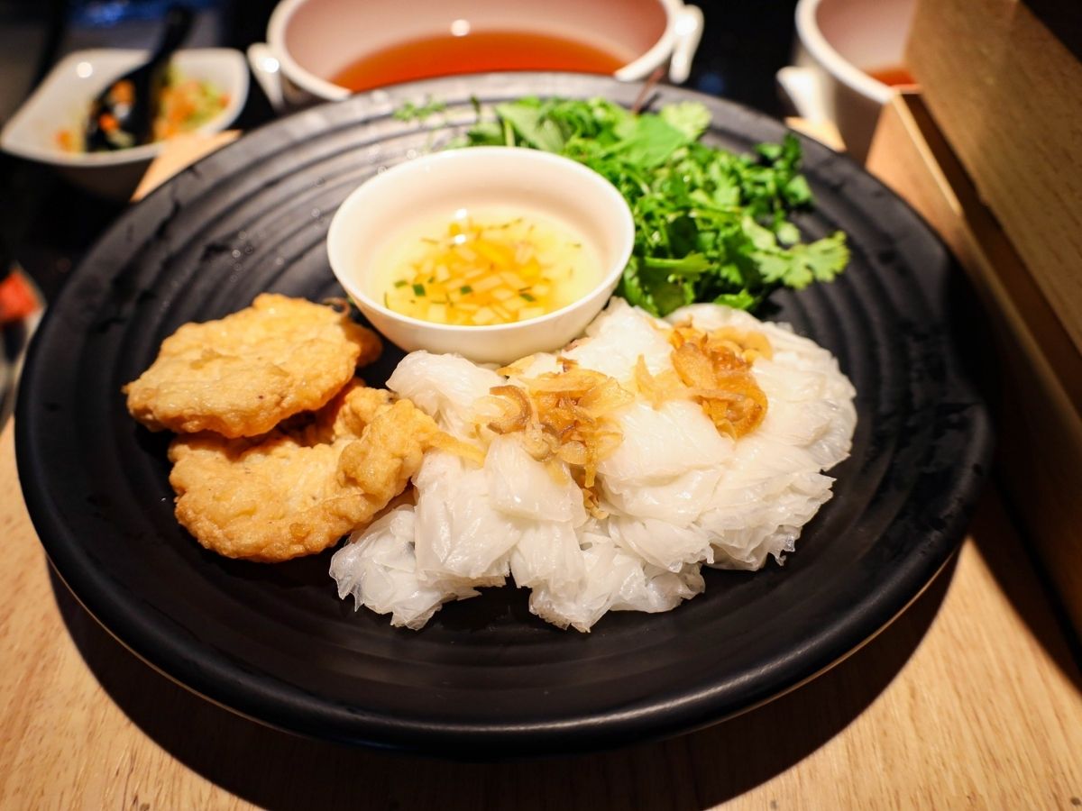Bạn nên ưu tiên dùng bữa buffet ngay trong khu để tiết kiệm thời gian di chuyển và có không gian nghỉ ngơi thoải mái.