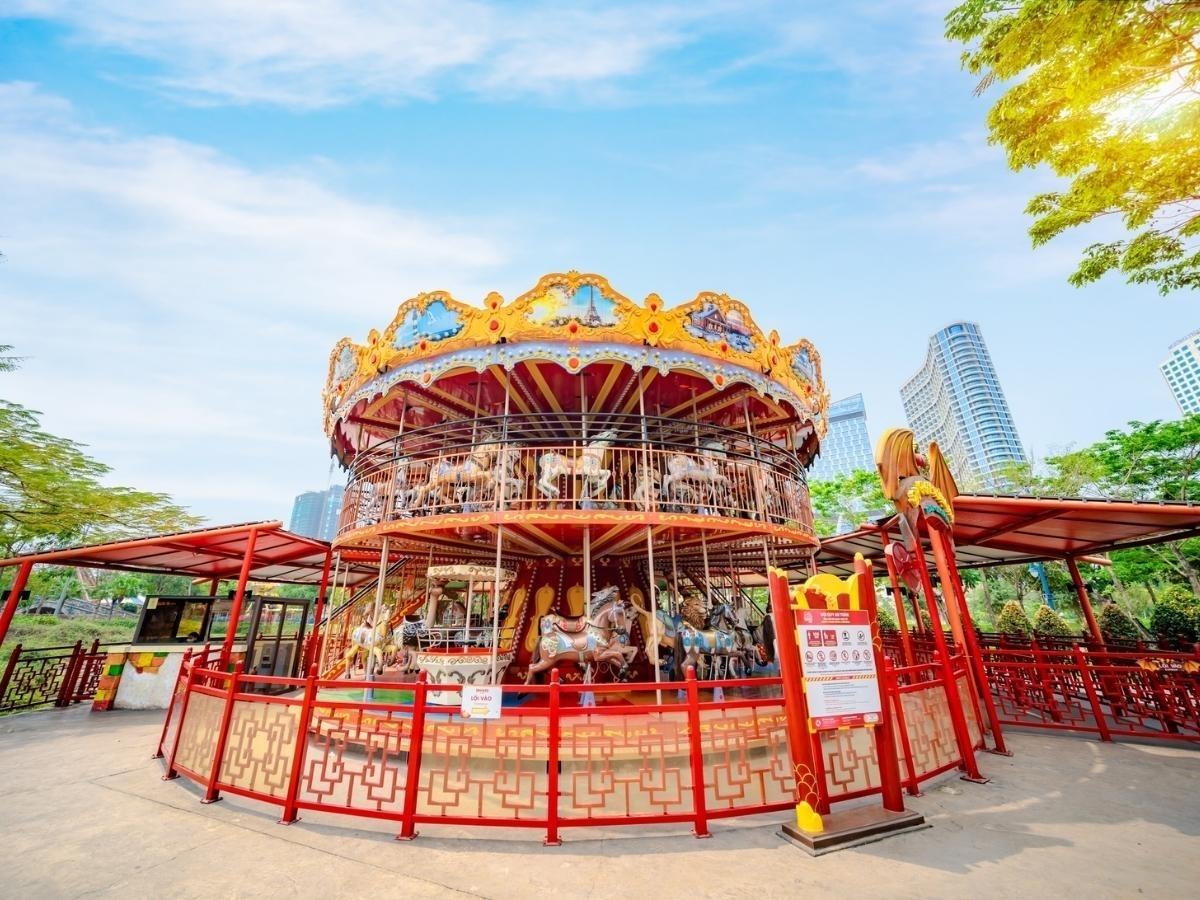 Dựa trên sơ đồ Sun World Ha Long, Dragon Park và Typhoon Water Park nằm liền kề nhau nên việc di chuyển khá thuận tiện bằng đường đi bộ.