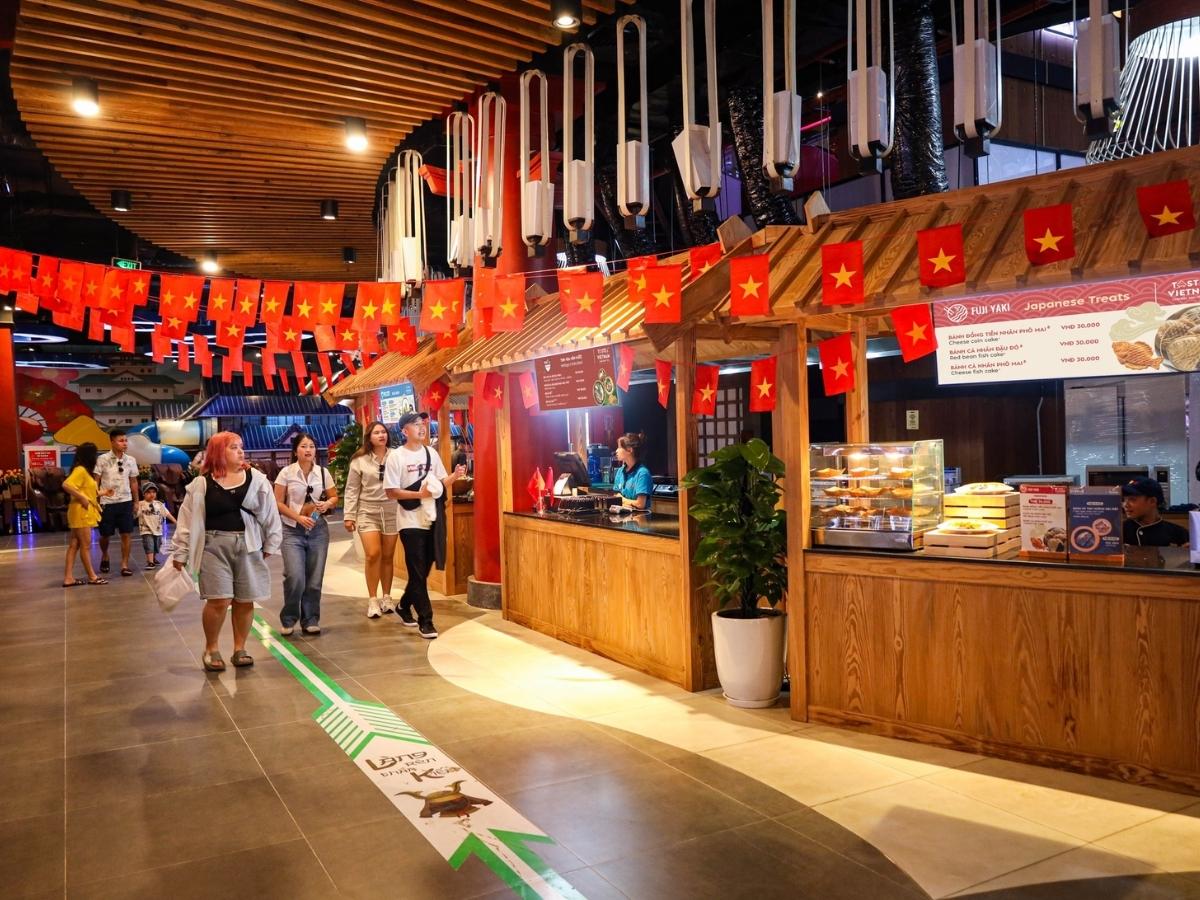 Với câu hỏi ăn gì gần Sun World Ha Long vào buổi trưa, lựa chọn hợp lý nhất là ăn ngay trong khu Sun World để không làm gián đoạn lịch trình vui chơi.