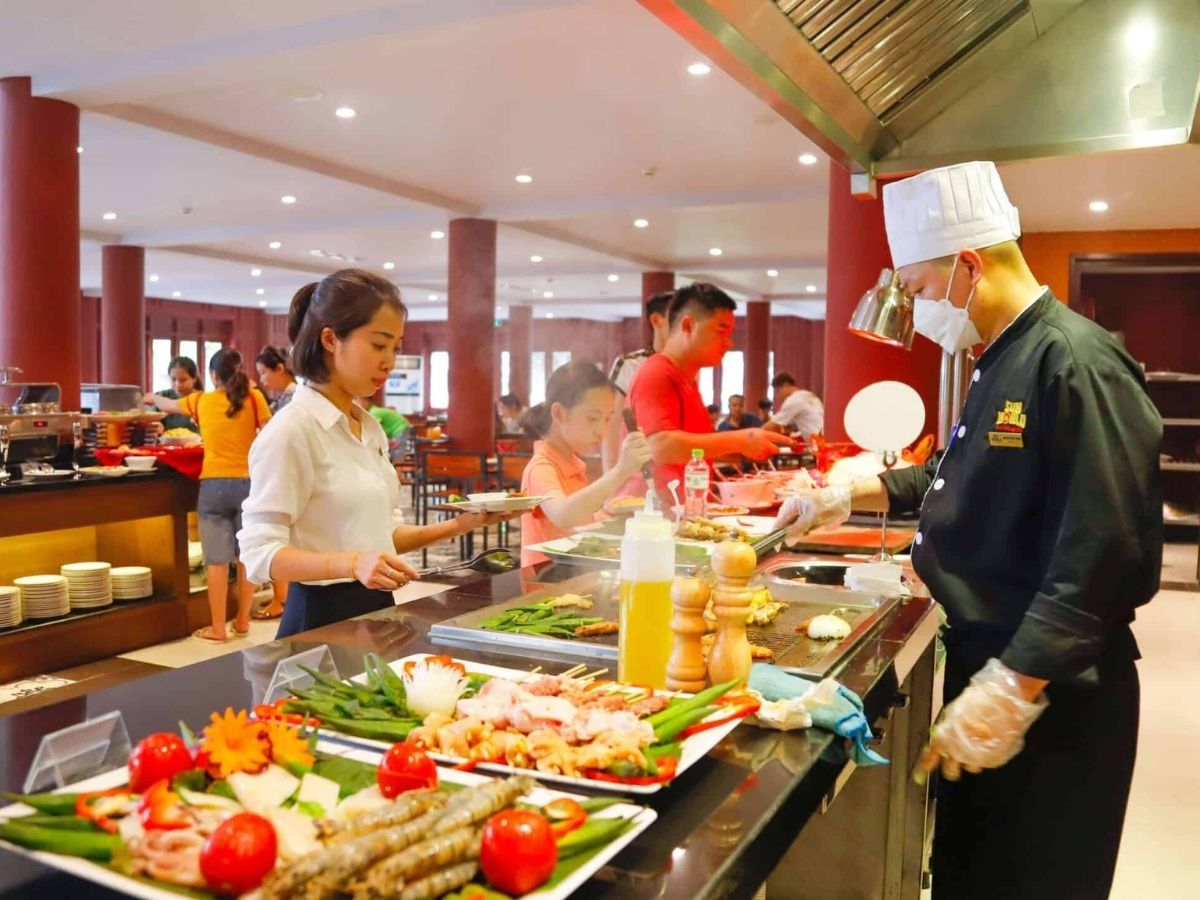Việc lựa chọn ăn uống gần khu Sun World Ha Long không chỉ giúp tiết kiệm thời gian di chuyển mà còn tối ưu lịch trình vui chơi.