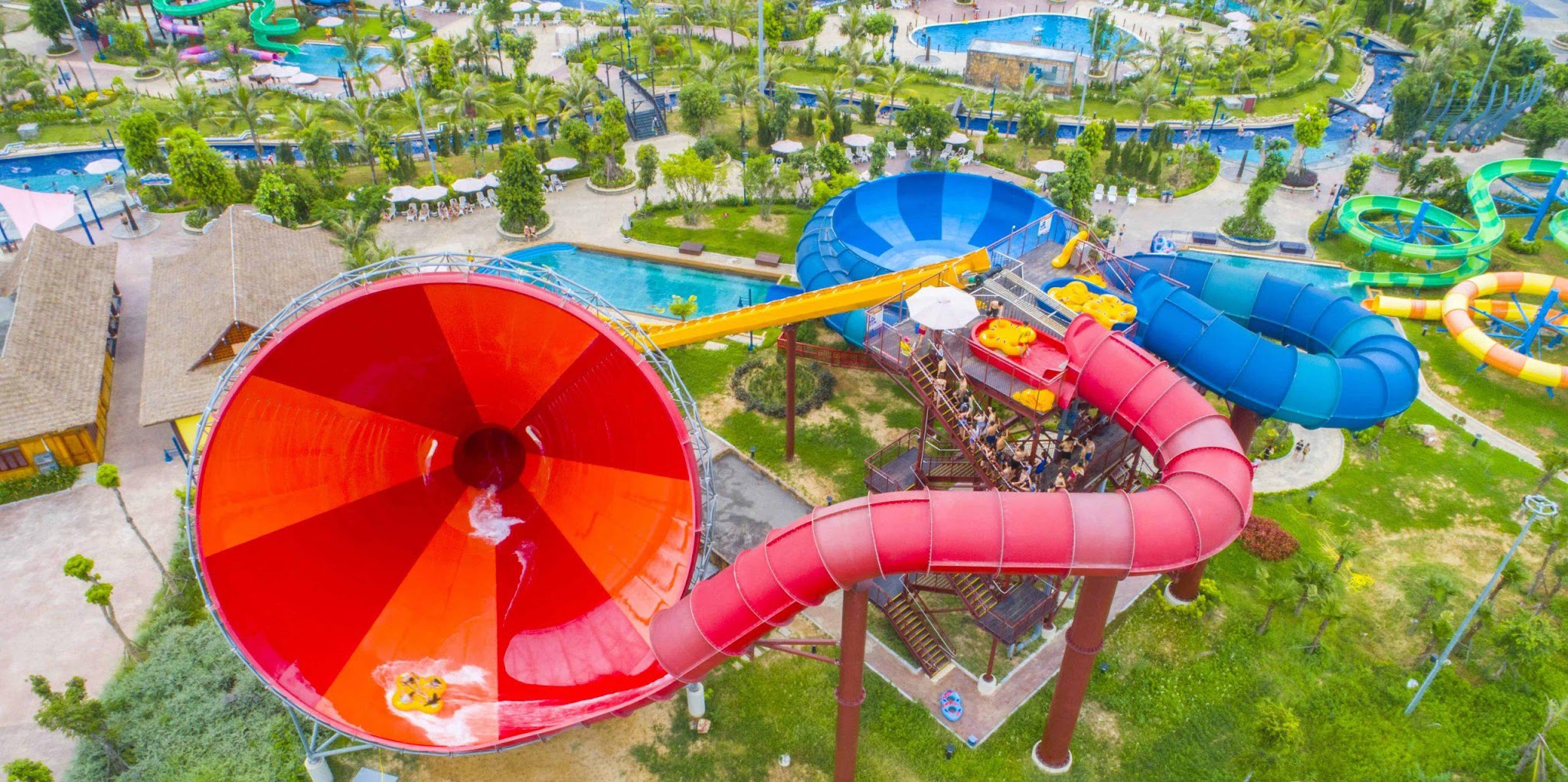Khu cảm giác mạnh Typhoon Water Park với đường trượt tốc độ cao.