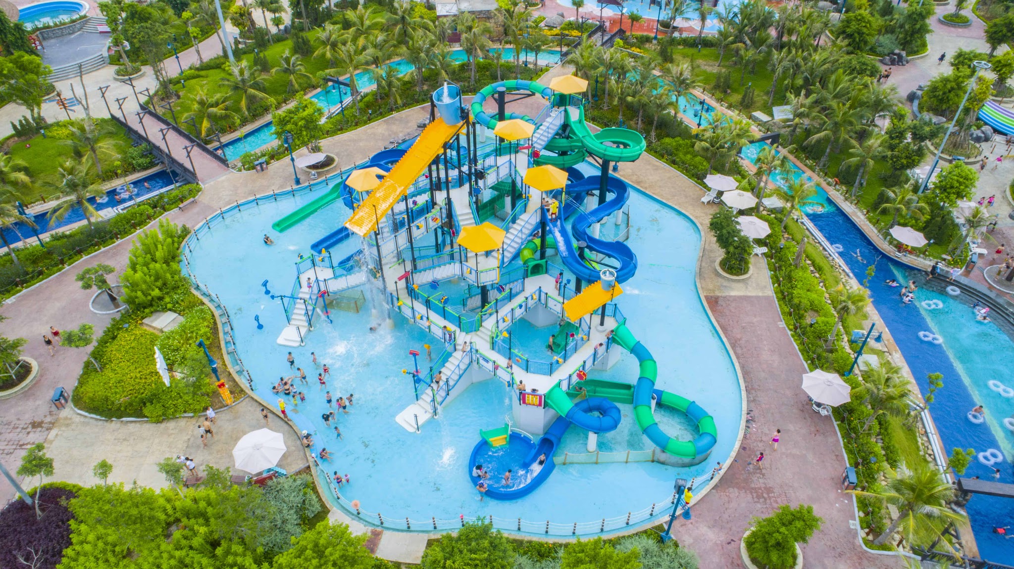 Tiện ích công viên Lốc Xoáy gồm thay đồ, tắm tráng và khu ẩm thực