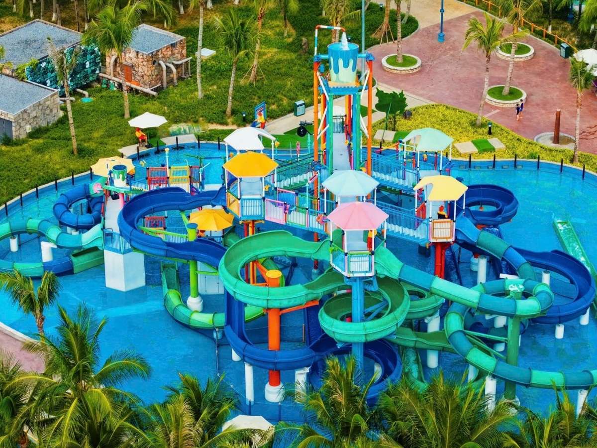 Sau khi nghỉ ngơi, bạn có thể bắt đầu với Công viên nước Lốc Xoáy, mở cửa trở lại từ ngày 12.4 và được xem như tín hiệu khởi động mùa hè sớm.