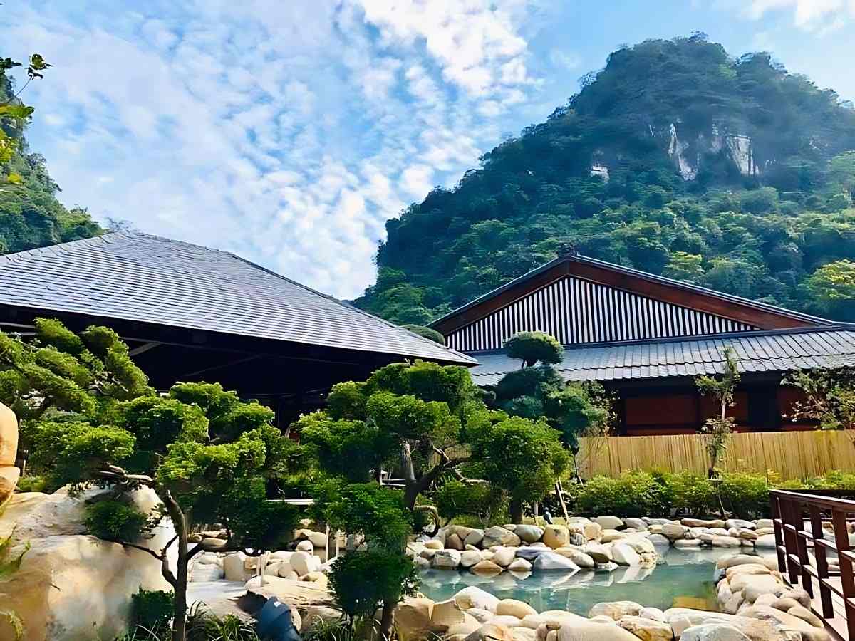 Yoko Onsen Quang Hanh tái hiện không gian tắm khoáng phong cách Nhật.