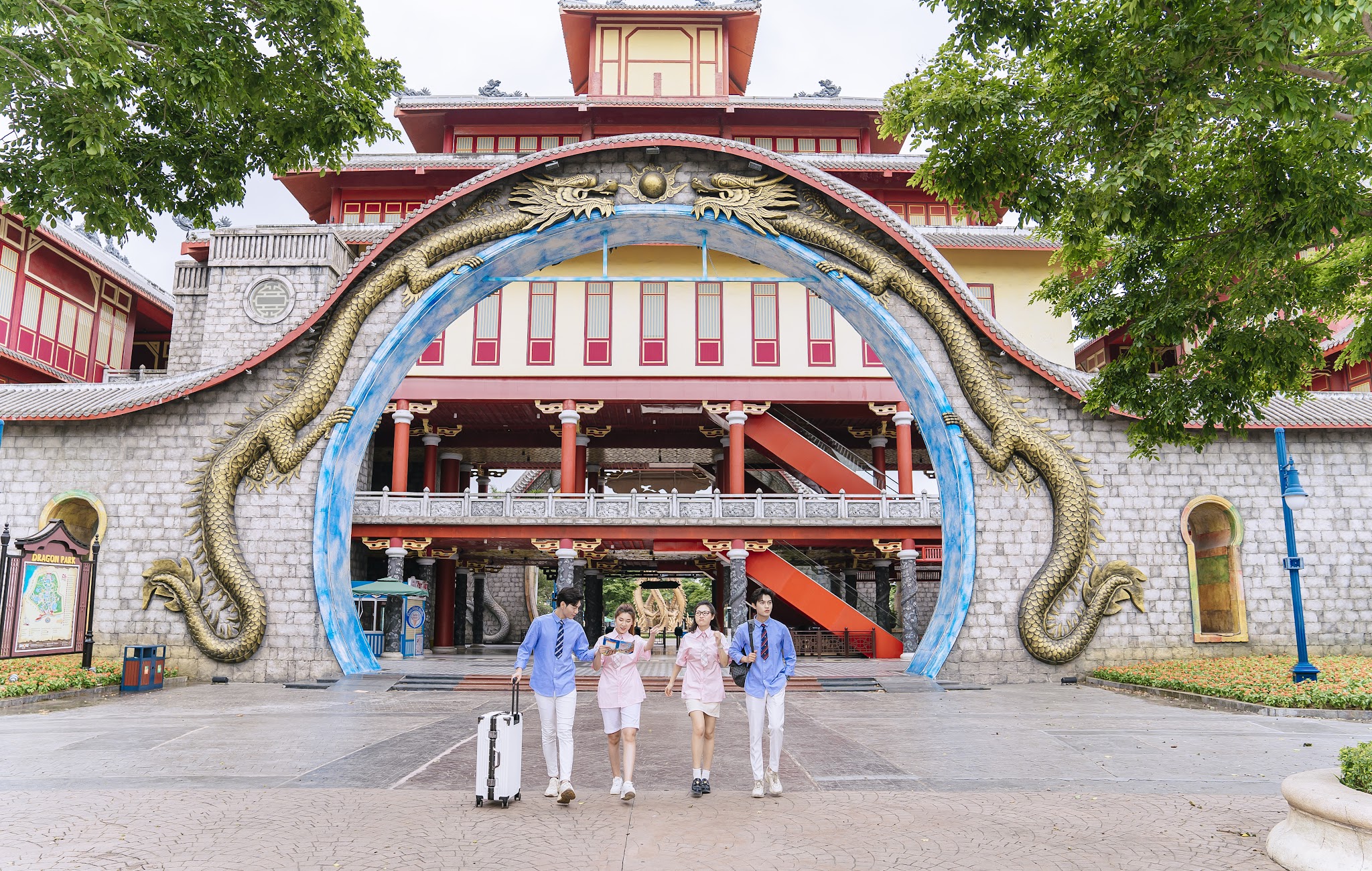 Du khách chuẩn bị chi tiêu, mang nước uống khi vào Sun World Ha Long.