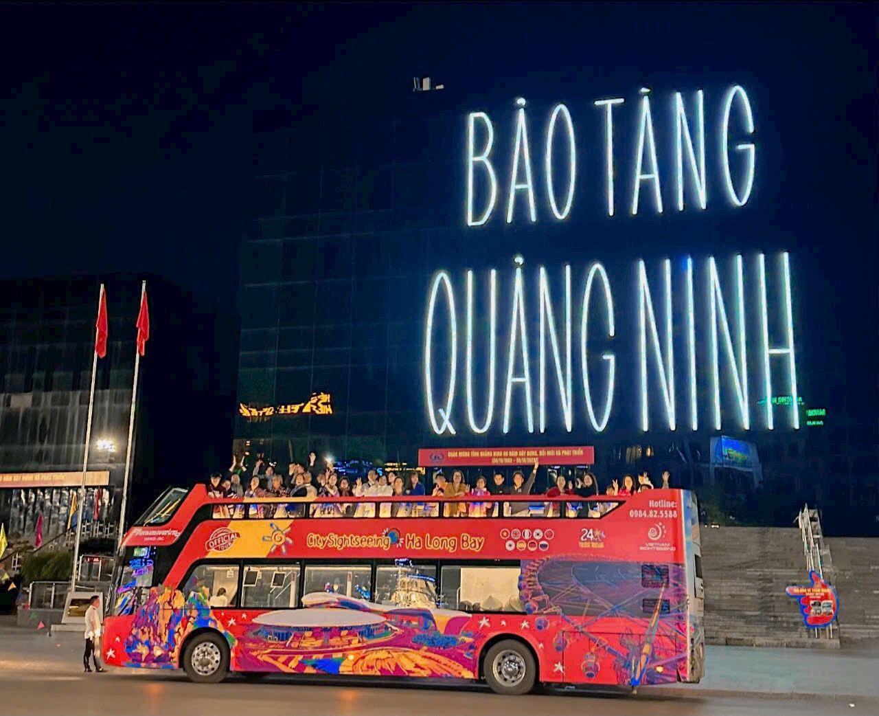 Xe buýt hai tầng Sun World Ha Long tham quan Bãi Cháy.