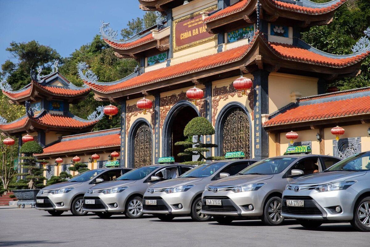 Taxi và xe điện giúp di chuyển nhanh quanh khu Sun World Ha Long.