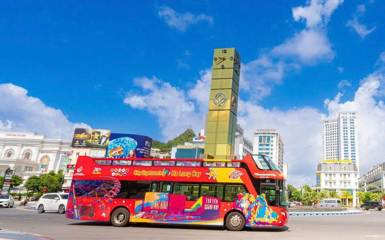 Nhóm khách Hà Nội đi xe bus sáng để vui chơi tại Bãi Cháy.