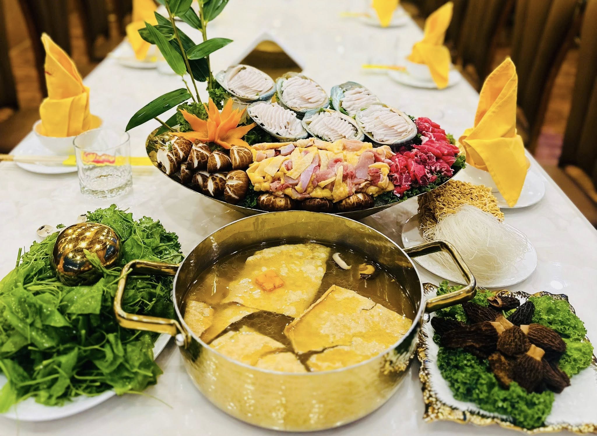 Nhà hàng Cua Vàng Bãi Cháy phục vụ hải sản tươi trong không gian rộng.