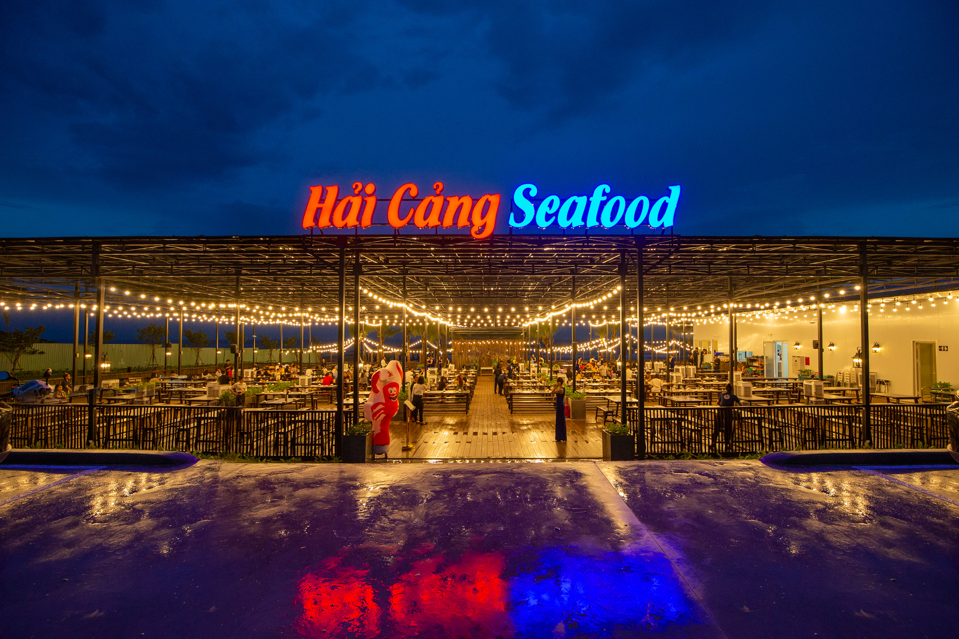 Hải Cảng Seafood Bãi Cháy phục vụ hải sản tươi, không gian ven biển.